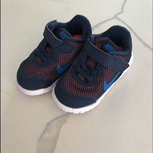 Baby Nike sneakers size 6 Like new